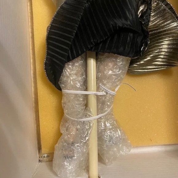 Stunning, brand new PERFECT Marilyn Monroe doll, never removed from her box! - Picture 7 of 11